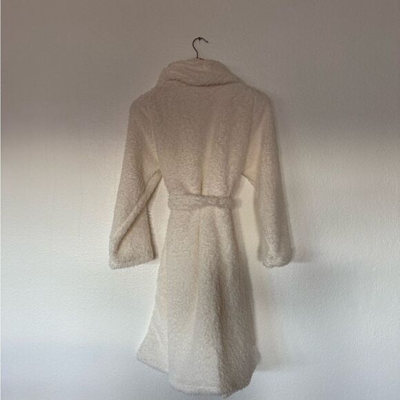 White robe - Picture 4 of 5